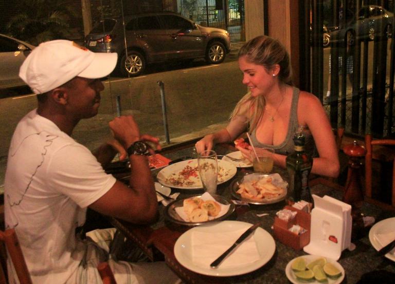 Sem o namorado, Bárbara Evans coloca a conversa em dia com amigo no Rio