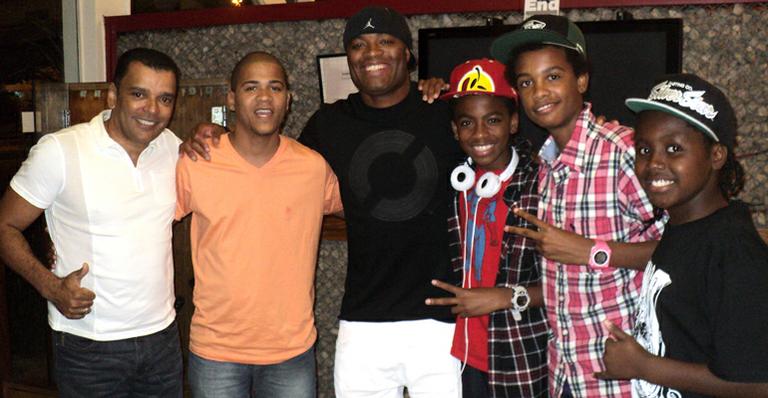 Anderson Silva festeja aniversário do filho em churrascaria no Rio