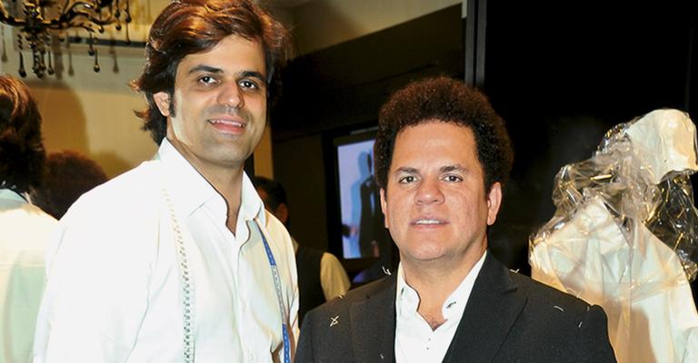 Romero Britto escolhe o traje para o carnaval