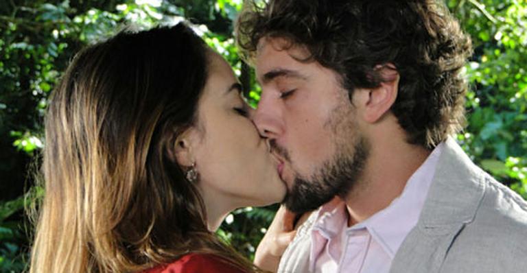 Ana e Rodrigo se entregam ao amor e decidem ficar juntos