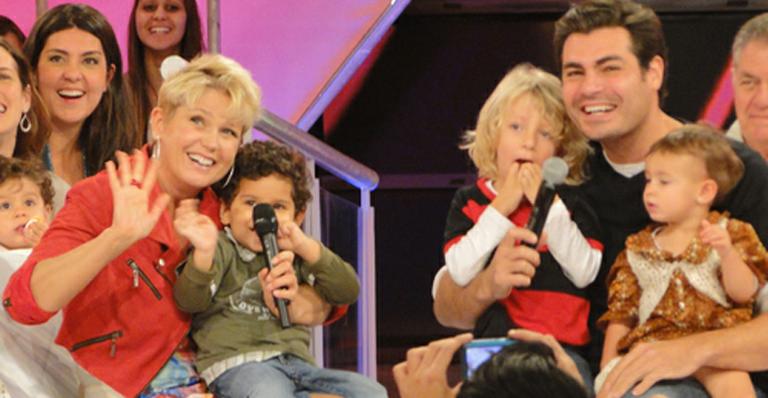 Thiago Lacerda ganha homenagem da família no’TV Xuxa’