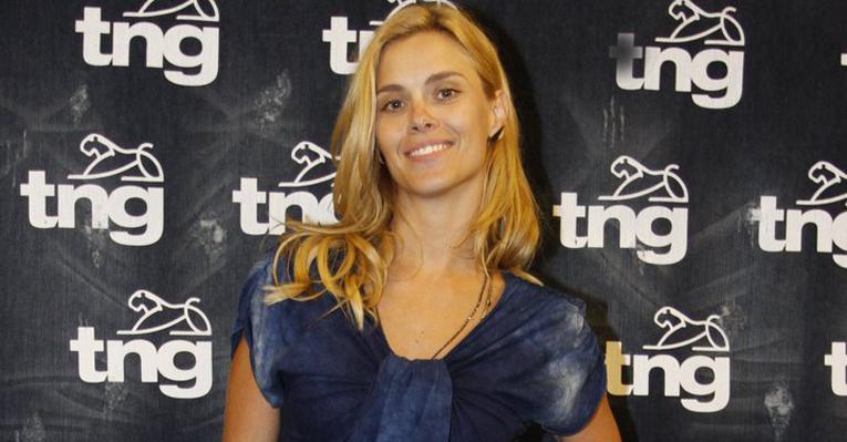 Carolina Dieckmann prova roupa que usará no Fashion Rio