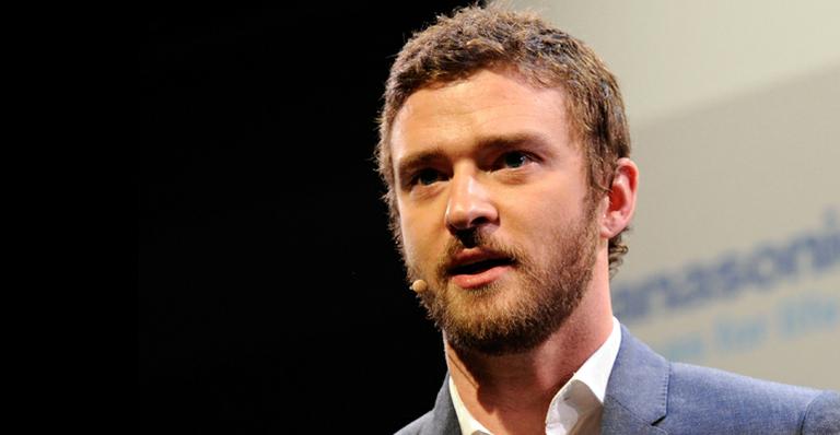 Justin Timberlake aparece com novo visual em conferência nos EUA