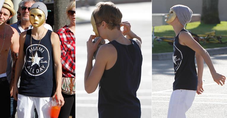 Justin Bieber usa máscara dourada durante passeio em Los Angeles