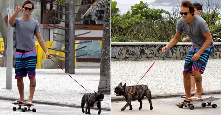 Paulinho Vilhena anda de skate na companhia de seu cachorrinho