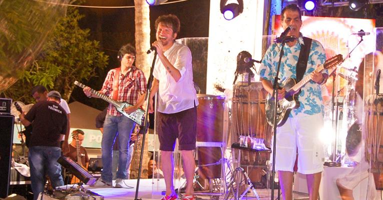 Saulo Fernandes recebe Durval Lelys em ensaio da banda Eva