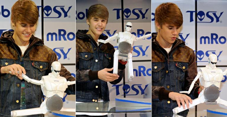 Justin Bieber brinca com robô que dança sua música