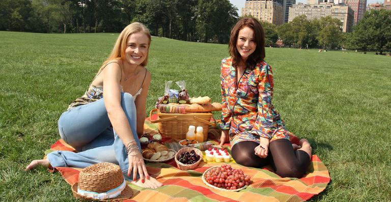 Angélica e Paola Oliveira fazem piquenique em Nova York