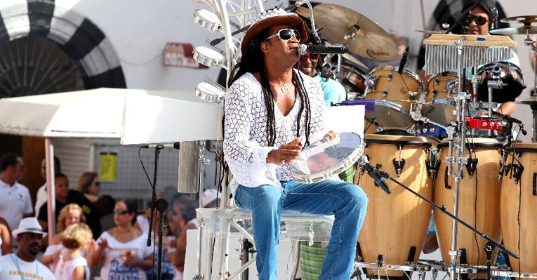 Carlinhos Brown deixa mensagem em Salvador: ‘A fé não tem cor’