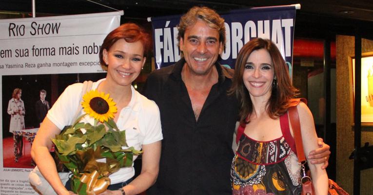 Julia Lemmertz e Deborah Evelyn recebem o carinho de Alexandre Borges no teatro