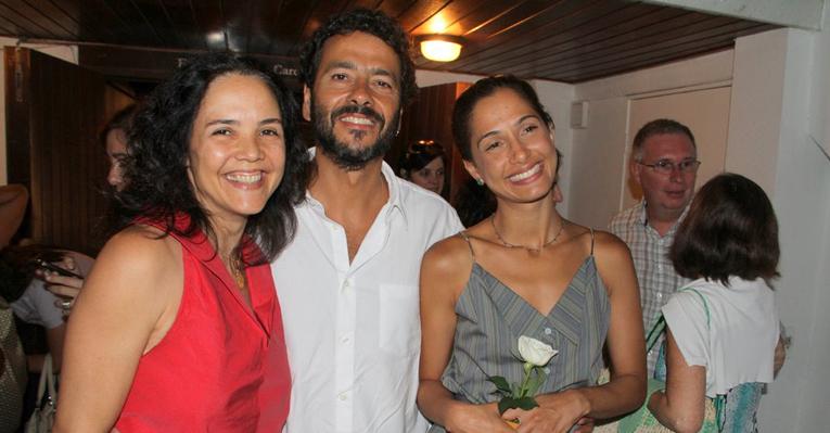 Teresa Seiblitz, Marcos Palmeira e Camila Pitanga conferem estreia de monólogo