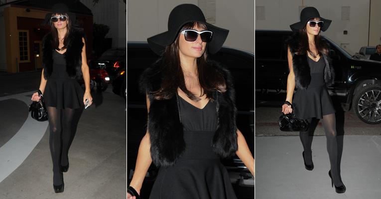 Paris Hilton volta a aparecer morena