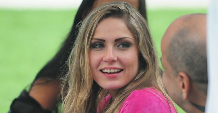 Renata discorda de alguns homens: ‘Não entendo esses que dizem que têm uma pessoa lá fora’