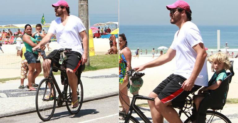 As pedaladas de Thiago Lacerda com o primogênito Gael no Rio de Janeiro