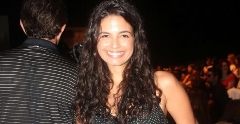 Emanuelle Araújo conta o que não pode faltar no armário: ‘saias e vestidos’