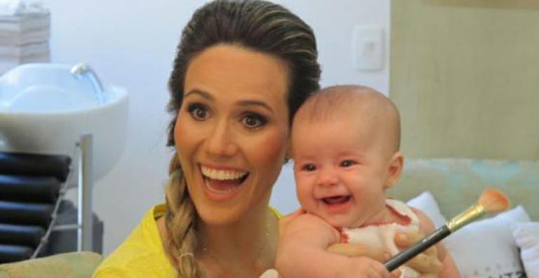 Fernanda Pontes leva a filha, Malu, pela primeira vez ao salão de beleza