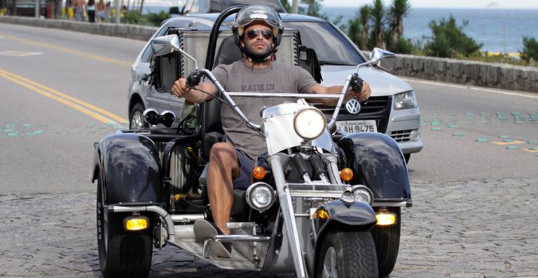 Henri Castelli chama atenção com ‘motona’ nas ruas do Rio