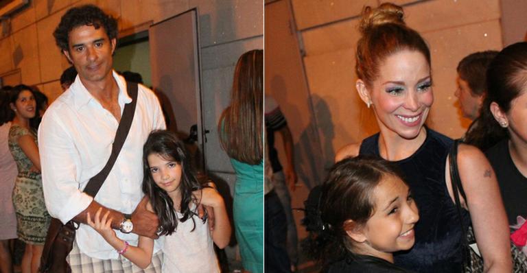 Marcos Pasquim prestigia musical de Danielle Winits com a filha no Rio