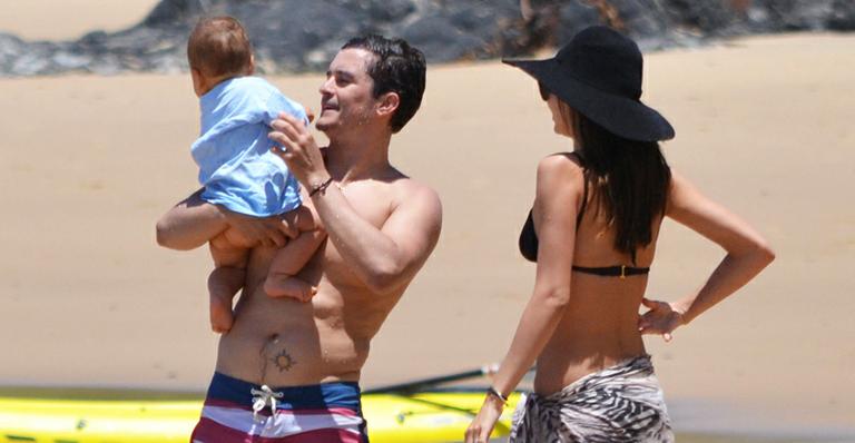 Orlando Bloom desfruta de férias em família em praia da Austrália