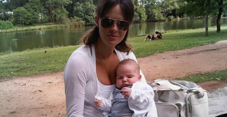 Letícia Birkheuer passeia com o filho no parque do Ibirapuera