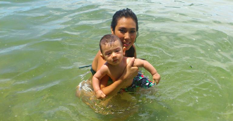 Daniele Suzuki mergulha com a família no primeiro banho de mar de Kauai