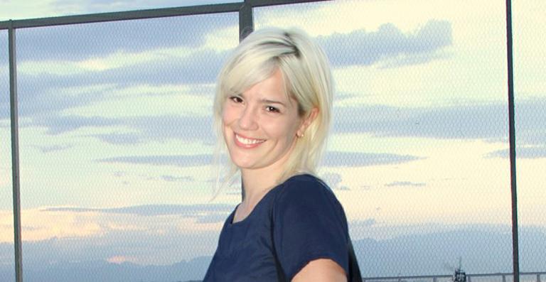 Natália Lage exibe visual loiríssimo no Fashion Rio