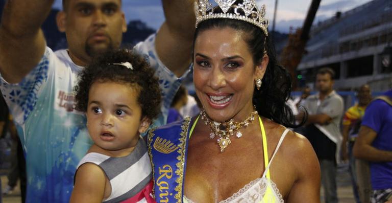 Scheila Carvalho samba com a filha Giulia no colo