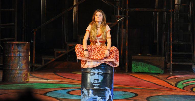 Estrela Blanco vive a era de Aquário com o musical ‘Hair’ e recebe a irmã Lua