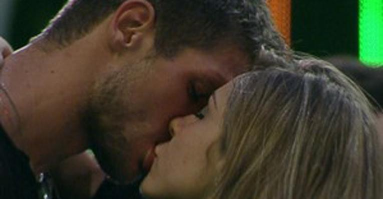 Jonas e Renata se beijam e podem formar o segundo casal do BBB12
