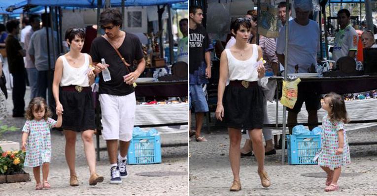Débora Falabella e Daniel Alvim passeiam na feira com a pequena Nina