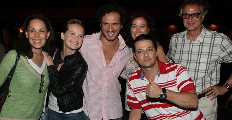 Celebridades conferem peça de Marcelo Serrado no Rio de Janeiro