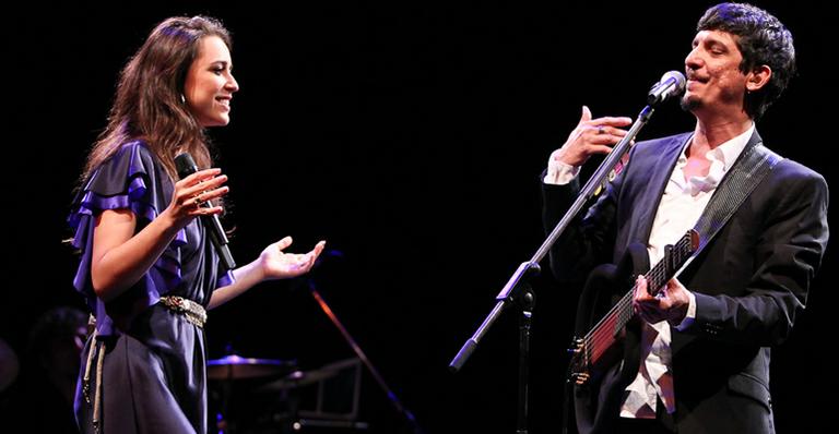Dueto romântico de Roberta Sá com seu Pedro Luís durante show do músico em São Paulo