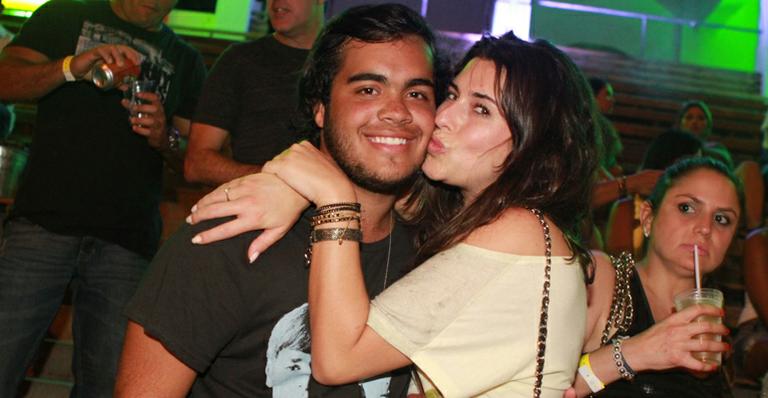 Fernanda Paes Leme curte ensaio de carnaval com filho de Preta Gil