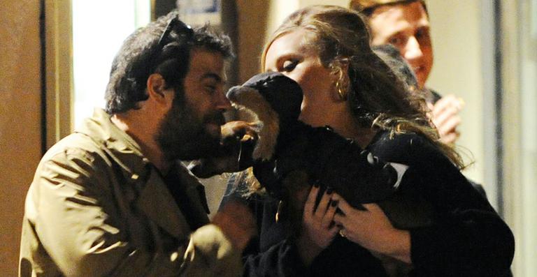 Adele comemora indicações com cachorro e namorado