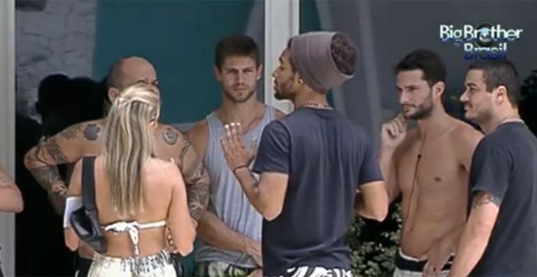 Boninho dificulta vida dos fumantes na casa e ironiza a emparedada Jake