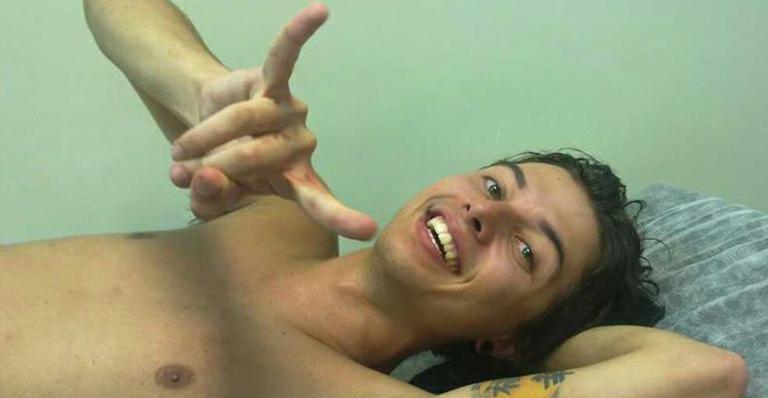 Pe Lanza mantém bom humor no pronto-socorro após ser atingido por pedra