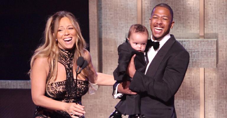 Mariah Carey e o marido Nick Cannon sobem ao palco com o filho Moroccan