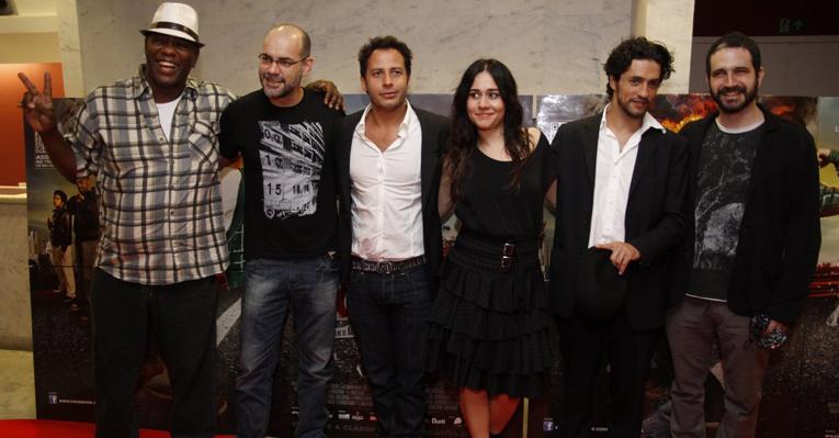 Alessandra Negrini e Cacio Ciocler lançam o thriller de ação ‘Dois Coelhos’