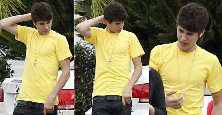Justin Bieber aparece com o cabelo mais escuro em passeio com Selena