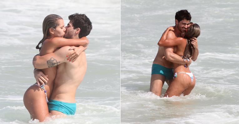 Enquanto o BBB12 segue cheio de polêmicas, os ex-brothers Rodrigão e Adriana curtem romance na praia