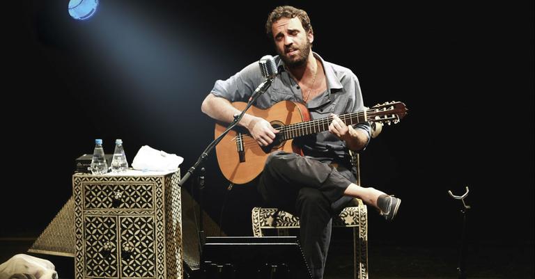 Marcelo Camelo canta para sua musa Mallu Magalhães
