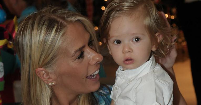 O filho de Adriane Galisteu ainda não está acostumado a ver a mãe na televisão
