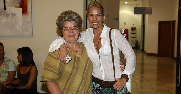 Prestes a voltar ao teatro, Adriane Galisteu vê ‘Hair’ com a mãe