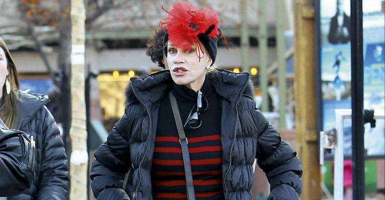 Melanie Griffith esbanja estilo durante passeio em Aspen