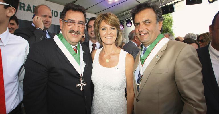 Ratinho e Aécio Neves recebem comenda em Curitiba