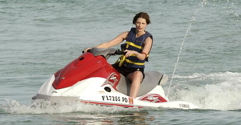 Mischa Barton pilota jet ski em Miami