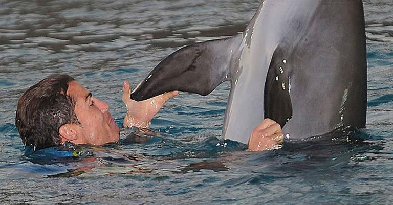Cristiano Ronaldo nada com golfinhos em Dubai