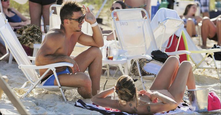 Tarso Marques e Carol Magalhães curtem praia em Floripa