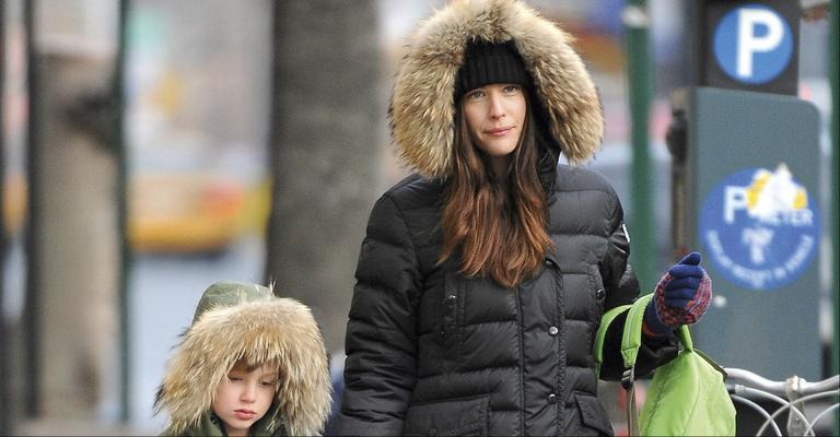 Liv Tyler enfrenta o frio de Nova York com o filho