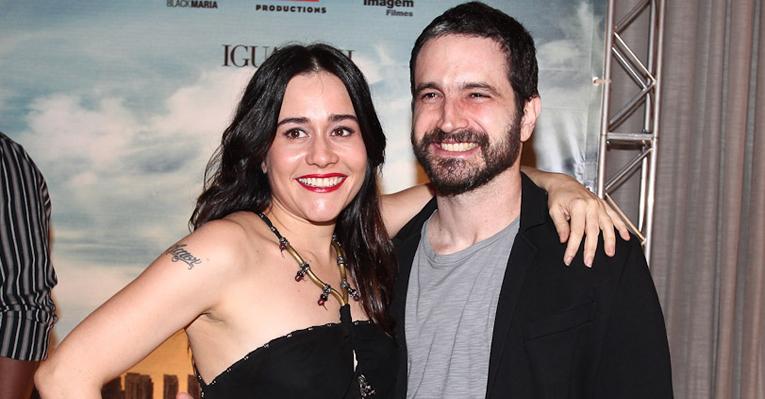 Alessandra Negrini e Caco Ciocler participam da pré-estreia de ‘2 Coelhos’ em São Paulo